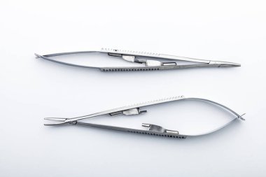 Çelik cerrahi aletler ve laboratuvar ekipmanları beyaz arka planda izole edilmiş. Profesyonel klinik aletleri. Tıbbi, cerrahi, ambulans ve veteriner konsepti. Yumuşak seçici odaklı yakın plan