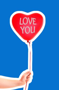 Kadın eli kırmızı kauçuk, şişme kalp şeklinde balon tutuyor. Aşk, ilişki, sevgililer günü ve doğum günü kutlaması konsepti. Boş kopya alanı olan dergi tarzı moda kolajı
