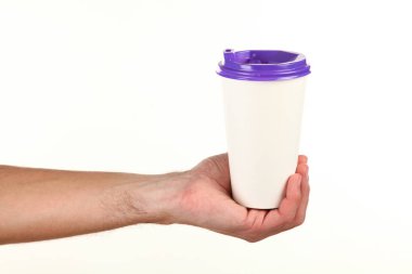 İnsan eli plastik kapaklı boş bir kahve fincanı tutar. Tek kullanımlık fincana çay ya da kahve konsepti. Metin veya logo için yeri ve yeri kopyala. Beyaz bir arkaplanda izole edilmiş