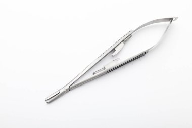 Çelik cerrahi aletler ve laboratuvar ekipmanları beyaz arka planda izole edilmiş. Profesyonel klinik aletleri. Tıbbi, cerrahi, ambulans ve veteriner konsepti. Yumuşak seçici odaklı yakın plan