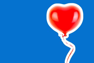 Kırmızı lastik şişme kalp şeklinde balon. Aşk, ilişki, sevgililer günü ve doğum günü kutlaması konsepti. Boş kopya alanı olan dergi tarzı moda kolajı