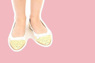 Bayan giysi ayakkabısı. Düşük deri ayakkabılar giyen uzun ince kadın bacakları. Fotokopi alanı olan moda modeli. Klasik ve günlük kıyafet konsepti. Detaylı yakın çekim stüdyo çekimi Magazin tarzı moda kolajı