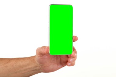 İnsan eli, avucunda boş bir krom ekran olan modern bir akıllı telefonu tutar. Teknoloji ve reklam kavramı. Ayrıntılı yakın çekim stüdyo çekimi soyut beyaz arka planda izole