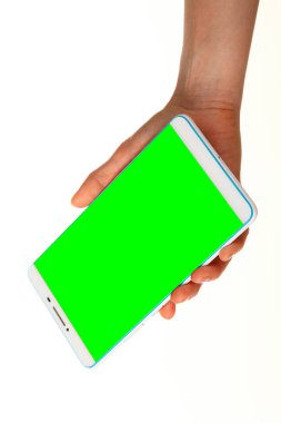 İnsan eli, avucunda boş bir krom ekran olan modern bir akıllı telefonu tutar. Teknoloji ve reklam kavramı. Ayrıntılı yakın çekim stüdyo çekimi soyut beyaz arka planda izole