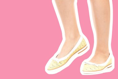 Bayan giysi ayakkabısı. Düşük deri ayakkabılar giyen uzun ince kadın bacakları. Fotokopi alanı olan moda modeli. Klasik ve günlük kıyafet konsepti. Ayrıntılı yakın çekim stüdyo çekimi. Dergi tarzı moda kolajı