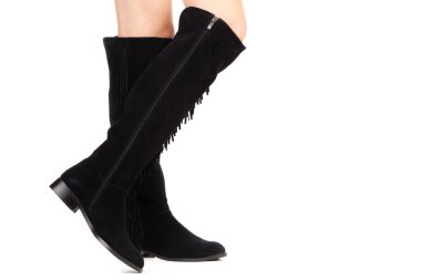 Bayan giysi ayakkabısı. Uzun ince dişinin bacakları uzun deri çizmeler giyer. Fotokopi alanı olan moda modeli. Klasik ve günlük kıyafet konsepti. Ayrıntılı yakın çekim stüdyo çekimi beyaz arkaplanda izole edildi.