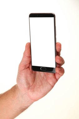 İnsan eli, avucunda boş bir krom ekran olan modern bir akıllı telefonu tutar. Teknoloji ve reklam kavramı. Ayrıntılı yakın çekim stüdyo çekimi soyut beyaz arka planda izole