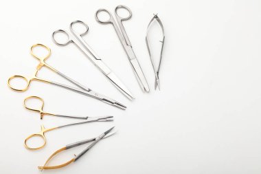 Çelik cerrahi aletler ve laboratuvar ekipmanları beyaz arka planda izole edilmiş. Profesyonel klinik aletleri. Tıbbi, cerrahi, ambulans ve veteriner konsepti. Yumuşak seçici odaklı yakın plan