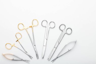 Çelik cerrahi aletler ve laboratuvar ekipmanları beyaz arka planda izole edilmiş. Profesyonel klinik aletleri. Tıbbi, cerrahi, ambulans ve veteriner konsepti. Yumuşak seçici odaklı yakın plan