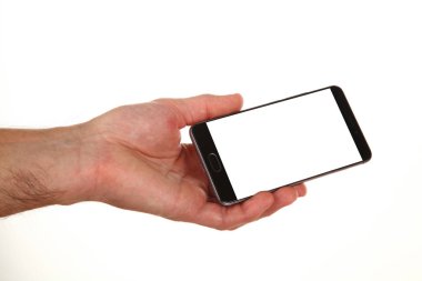 İnsan eli, avucunda boş bir krom ekran olan modern bir akıllı telefonu tutar. Teknoloji ve reklam kavramı. Ayrıntılı yakın çekim stüdyo çekimi soyut beyaz arka planda izole
