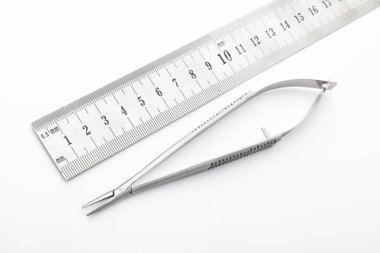 Çelik cerrahi aletler ve laboratuvar ekipmanları beyaz arka planda izole edilmiş. Profesyonel klinik aletleri. Tıbbi, cerrahi, ambulans ve veteriner konsepti. Yumuşak seçici odaklı yakın plan