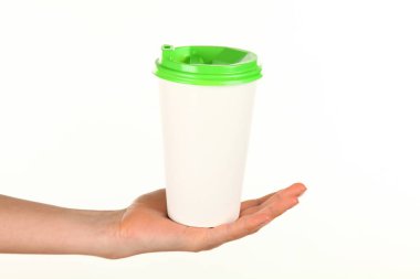 İnsan eli plastik kapaklı boş bir kahve fincanı tutar. Tek kullanımlık fincana çay ya da kahve konsepti. Metin veya logo için yeri ve yeri kopyala. Beyaz bir arkaplanda izole edilmiş