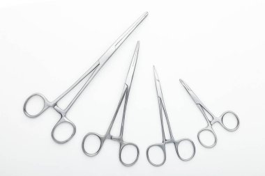 Çelik cerrahi aletler ve laboratuvar ekipmanları beyaz arka planda izole edilmiş. Profesyonel klinik aletleri. Tıbbi, cerrahi, ambulans ve veteriner konsepti. Yumuşak seçici odaklı yakın plan