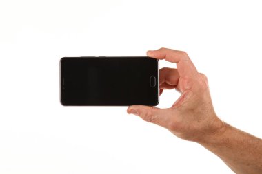 İnsan eli, avucunda boş bir krom ekran olan modern bir akıllı telefonu tutar. Teknoloji ve reklam kavramı. Ayrıntılı yakın çekim stüdyo çekimi soyut beyaz arka planda izole