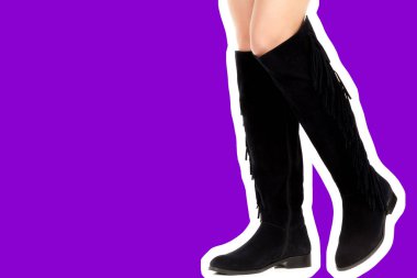 Bayan giysi ayakkabısı. Uzun ince kadın bacakları uzun deri çizmeler giyer. Fotokopi alanı olan moda modeli. Klasik ve günlük kıyafet konsepti. Ayrıntılı yakın çekim stüdyo çekimi. Dergi tarzı moda kolajı