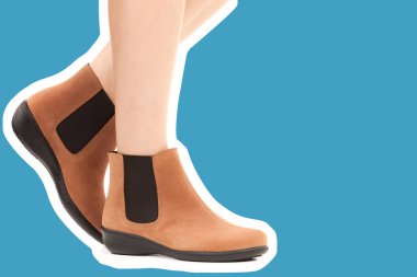 Bayan giysi ayakkabısı. Düşük deri ayakkabılar giyen uzun ince kadın bacağı. Fotokopi alanı olan moda modeli. Klasik ve günlük kıyafet konsepti. Ayrıntılı yakın çekim stüdyo çekimi. Dergi tarzı moda kolajı