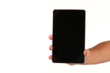 İnsan eli, avucunda boş bir krom ekran olan modern bir akıllı telefonu tutar. Teknoloji ve reklam kavramı. Ayrıntılı yakın çekim stüdyo çekimi soyut beyaz arka planda izole