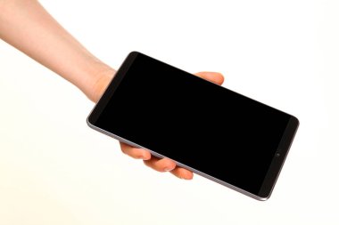 İnsan eli, avucunda boş bir krom ekran olan modern bir akıllı telefonu tutar. Teknoloji ve reklam kavramı. Ayrıntılı yakın çekim stüdyo çekimi soyut beyaz arka planda izole