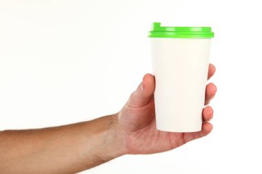 İnsan eli plastik kapaklı boş bir kahve fincanı tutar. Tek kullanımlık fincana çay ya da kahve konsepti. Metin veya logo için yeri ve yeri kopyala. Beyaz bir arkaplanda izole edilmiş