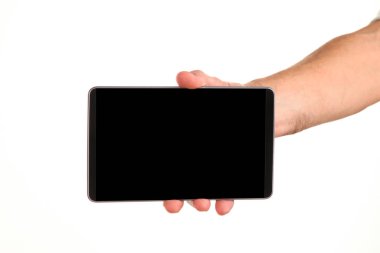 İnsan eli, avucunda boş bir krom ekran olan modern bir akıllı telefonu tutar. Teknoloji ve reklam kavramı. Ayrıntılı yakın çekim stüdyo çekimi soyut beyaz arka planda izole