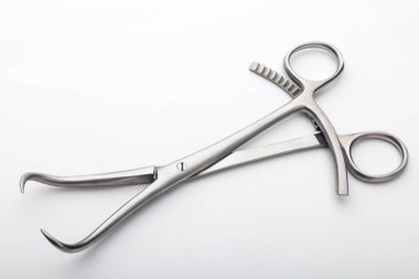 Çelik cerrahi aletler ve laboratuvar ekipmanları beyaz arka planda izole edilmiş. Profesyonel klinik aletleri. Tıbbi, cerrahi, ambulans ve veteriner konsepti. Yumuşak seçici odaklı yakın plan