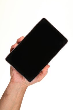 İnsan eli, avucunda boş bir krom ekran olan modern bir akıllı telefonu tutar. Teknoloji ve reklam kavramı. Ayrıntılı yakın çekim stüdyo çekimi soyut beyaz arka planda izole