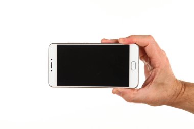 İnsan eli, avucunda boş bir krom ekran olan modern bir akıllı telefonu tutar. Teknoloji ve reklam kavramı. Ayrıntılı yakın çekim stüdyo çekimi soyut beyaz arka planda izole