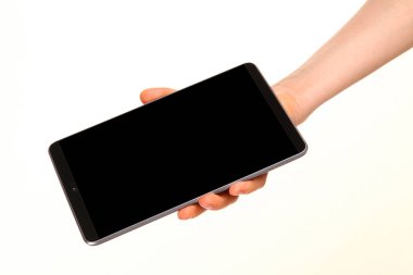 İnsan eli, avucunda boş bir krom ekran olan modern bir akıllı telefonu tutar. Teknoloji ve reklam kavramı. Ayrıntılı yakın çekim stüdyo çekimi soyut beyaz arka planda izole