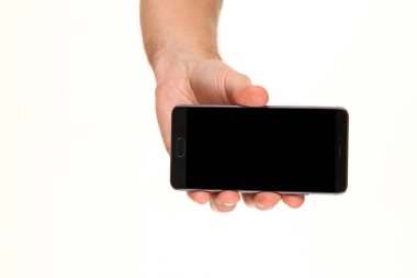 İnsan eli, avucunda boş bir krom ekran olan modern bir akıllı telefonu tutar. Teknoloji ve reklam kavramı. Ayrıntılı yakın çekim stüdyo çekimi soyut beyaz arka planda izole