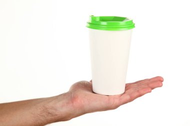 İnsan eli plastik kapaklı boş bir kahve fincanı tutar. Tek kullanımlık fincana çay ya da kahve konsepti. Metin veya logo için yeri ve yeri kopyala. Beyaz bir arkaplanda izole edilmiş