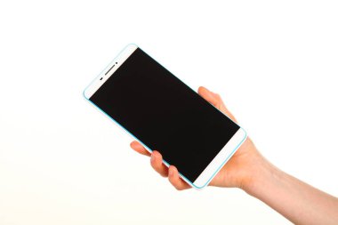 İnsan eli, avucunda boş bir krom ekran olan modern bir akıllı telefonu tutar. Teknoloji ve reklam kavramı. Ayrıntılı yakın çekim stüdyo çekimi soyut beyaz arka planda izole