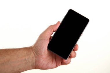 İnsan eli, avucunda boş bir krom ekran olan modern bir akıllı telefonu tutar. Teknoloji ve reklam kavramı. Ayrıntılı yakın çekim stüdyo çekimi soyut beyaz arka planda izole