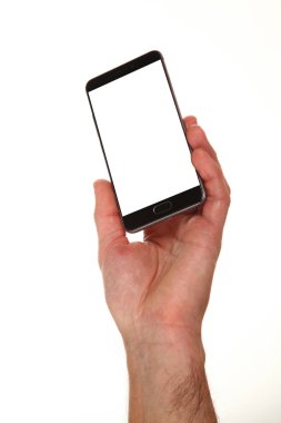 İnsan eli, avucunda boş bir krom ekran olan modern bir akıllı telefonu tutar. Teknoloji ve reklam kavramı. Ayrıntılı yakın çekim stüdyo çekimi soyut beyaz arka planda izole