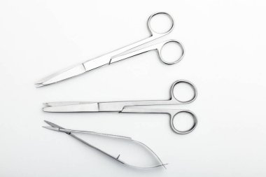 Çelik cerrahi aletler ve laboratuvar ekipmanları beyaz arka planda izole edilmiş. Profesyonel klinik aletleri. Tıbbi, cerrahi, ambulans ve veteriner konsepti. Yumuşak seçici odaklı yakın plan