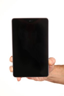 İnsan eli, avucunda boş bir krom ekran olan modern bir akıllı telefonu tutar. Teknoloji ve reklam kavramı. Ayrıntılı yakın çekim stüdyo çekimi soyut beyaz arka planda izole