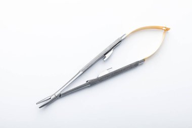 Çelik cerrahi aletler ve laboratuvar ekipmanları beyaz arka planda izole edilmiş. Profesyonel klinik aletleri. Tıbbi, cerrahi, ambulans ve veteriner konsepti. Yumuşak seçici odaklı yakın plan