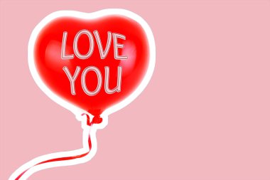 Kırmızı lastik şişme kalp şeklinde balon. Aşk, ilişki, sevgililer günü ve doğum günü kutlaması konsepti. Boş kopya alanı olan dergi tarzı moda kolajı