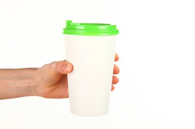 İnsan eli plastik kapaklı boş bir kahve fincanı tutar. Tek kullanımlık fincana çay ya da kahve konsepti. Metin veya logo için yeri ve yeri kopyala. Beyaz bir arkaplanda izole edilmiş