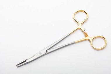 Çelik cerrahi aletler ve laboratuvar ekipmanları beyaz arka planda izole edilmiş. Profesyonel klinik aletleri. Tıbbi, cerrahi, ambulans ve veteriner konsepti. Yumuşak seçici odaklı yakın plan