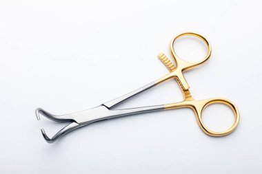 Çelik cerrahi aletler ve laboratuvar ekipmanları beyaz arka planda izole edilmiş. Profesyonel klinik aletleri. Tıbbi, cerrahi, ambulans ve veteriner konsepti. Yumuşak seçici odaklı yakın plan