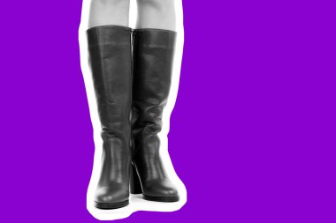 Bayan giysi ayakkabısı. Uzun ince dişinin bacakları yüksek topuklu uzun çizmeler giyer. Fotokopi alanı olan moda modeli. Klasik ve günlük kıyafet konsepti. Ayrıntılı yakın çekim stüdyo çekimi. Dergi tarzı moda kolajı