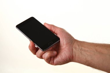 İnsan eli, avucunda boş bir krom ekran olan modern bir akıllı telefonu tutar. Teknoloji ve reklam kavramı. Ayrıntılı yakın çekim stüdyo çekimi soyut beyaz arka planda izole