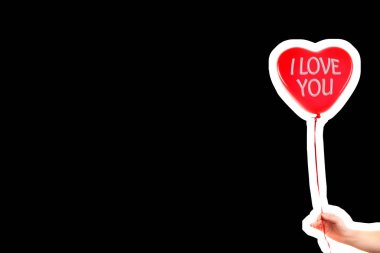 Kadın eli kırmızı kauçuk, şişme kalp şeklinde balon tutuyor. Aşk, ilişki, sevgililer günü ve doğum günü kutlaması konsepti. Boş kopya alanı olan dergi tarzı moda kolajı