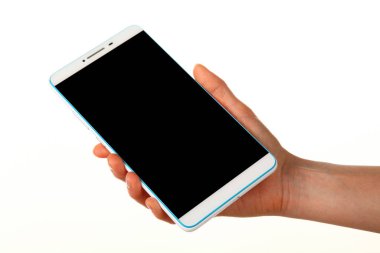 İnsan eli, avucunda boş bir krom ekran olan modern bir akıllı telefonu tutar. Teknoloji ve reklam kavramı. Ayrıntılı yakın çekim stüdyo çekimi soyut beyaz arka planda izole