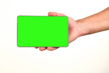 İnsan eli, avucunda boş bir krom ekran olan modern bir akıllı telefonu tutar. Teknoloji ve reklam kavramı. Ayrıntılı yakın çekim stüdyo çekimi soyut beyaz arka planda izole