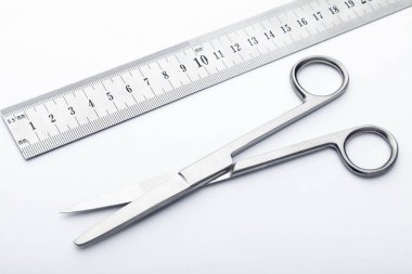 Çelik cerrahi aletler ve laboratuvar ekipmanları beyaz arka planda izole edilmiş. Profesyonel klinik aletleri. Tıbbi, cerrahi, ambulans ve veteriner konsepti. Yumuşak seçici odaklı yakın plan