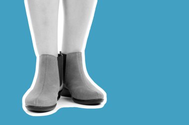 Bayan giysi ayakkabısı. Uzun ince dişinin bacakları düşük deri ayakkabı giyer. Fotokopi alanı olan moda modeli. Klasik ve günlük kıyafet konsepti. Ayrıntılı yakın çekim stüdyo çekimi. Dergi tarzı moda kolajı