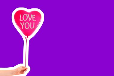 Kadın eli kırmızı kauçuk, şişme kalp şeklinde balon tutuyor. Aşk, ilişki, sevgililer günü ve doğum günü kutlaması konsepti. Boş kopya alanı olan dergi tarzı moda kolajı