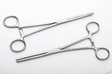 Çelik cerrahi aletler ve laboratuvar ekipmanları beyaz arka planda izole edilmiş. Profesyonel klinik aletleri. Tıbbi, cerrahi, ambulans ve veteriner konsepti. Yumuşak seçici odaklı yakın plan