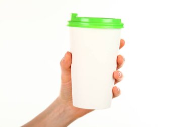 İnsan eli plastik kapaklı boş bir kahve fincanı tutar. Tek kullanımlık fincana çay ya da kahve konsepti. Metin veya logo için yeri ve yeri kopyala. Beyaz bir arkaplanda izole edilmiş
